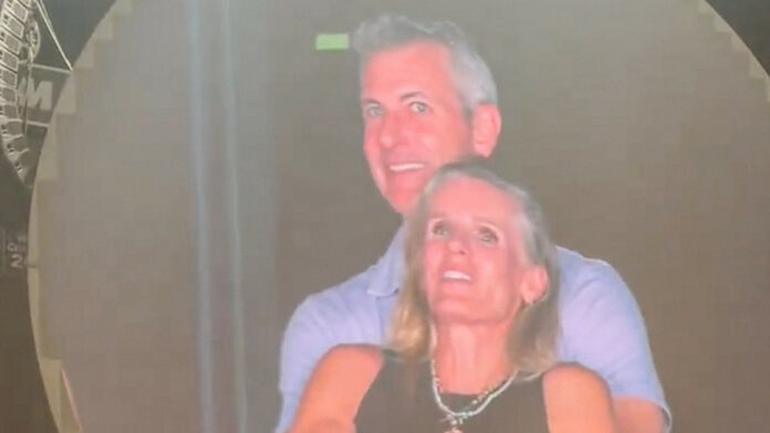 Renuncia el CEO que fue pillado con su amante en un concierto de Coldplay