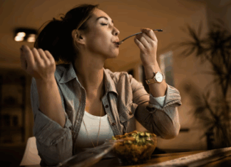 A qué hora conviene cenar para dormir mejor y evitar subir de peso, según los expertos