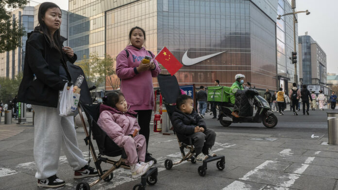 China pagará 500 dólares por niño para mejorar la natalidad