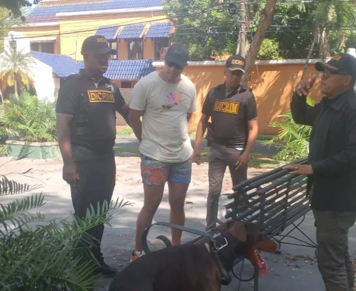 Imponen garantía económica de RD$ 200 mil contra hombre que lanzó perro del piso 11