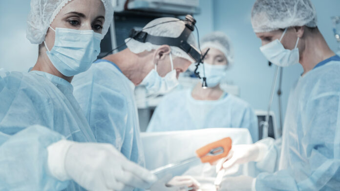 Médicos resucitan un corazón muerto en un trasplante que salvó la vida de un bebé