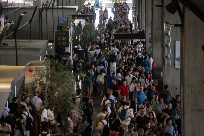 Colapso en las salidas de la T-4 de Barajas por fallo informático