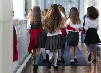 Escuelas británicas prohibirán uso de faldas por esta razón