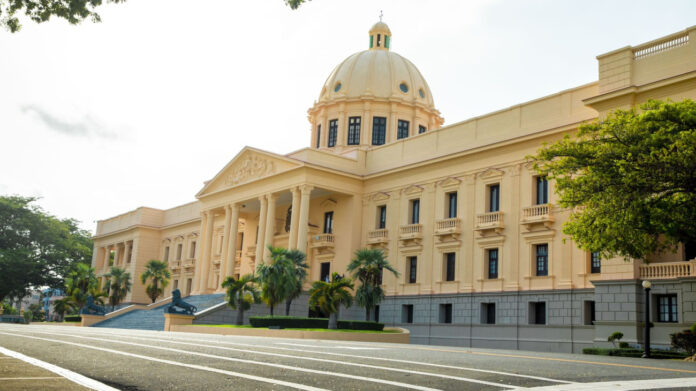 Abinader oficializa fusión de ministerios de Hacienda y de Economía