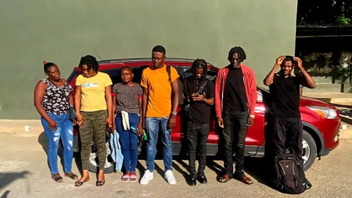 Detienen pareja con nueve haitianos en situación migratoria irregular en un vehículo en Mao