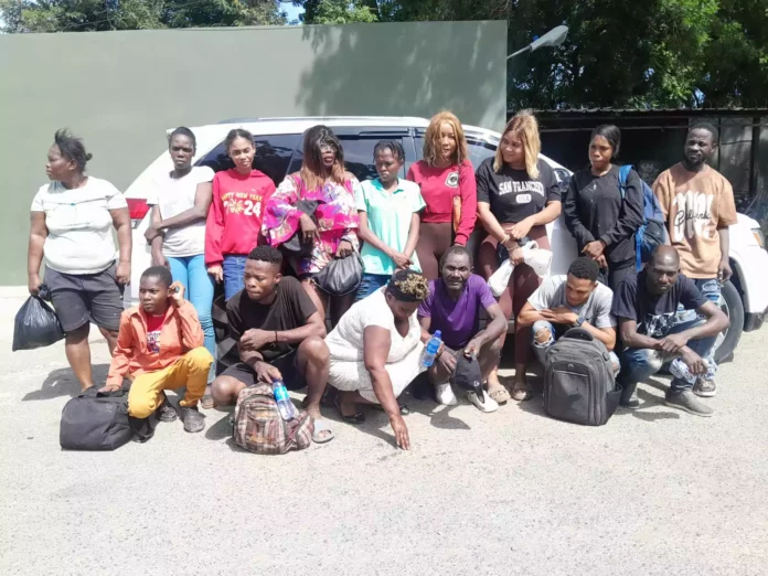 Arrestan 16 haitianos indocumentados en Valverde