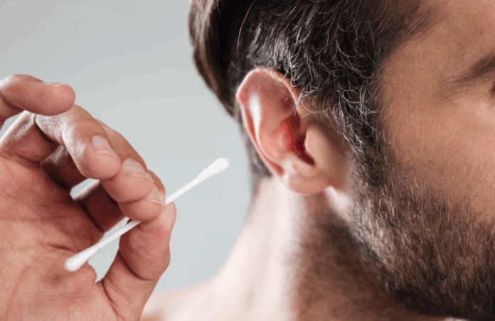 Los peligros de usar hisopos para los oídos y cómo limpiarlos correctamente