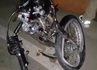 Tres fallecidos y dos heridos al chocar dos motocicletas con otro vehículo en Santiago