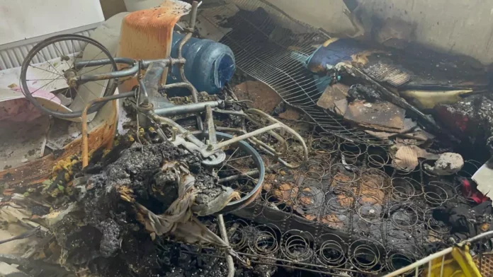 Dos niños resultan con quemaduras graves tras incendio en su vivienda en Santiago