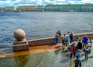 San Petersburgo se inunda en julio por primera vez en 160 años