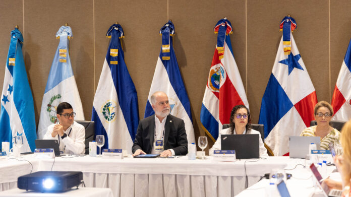 Superintendentes de Bancos y de Seguros amplían compromiso regional de cooperación