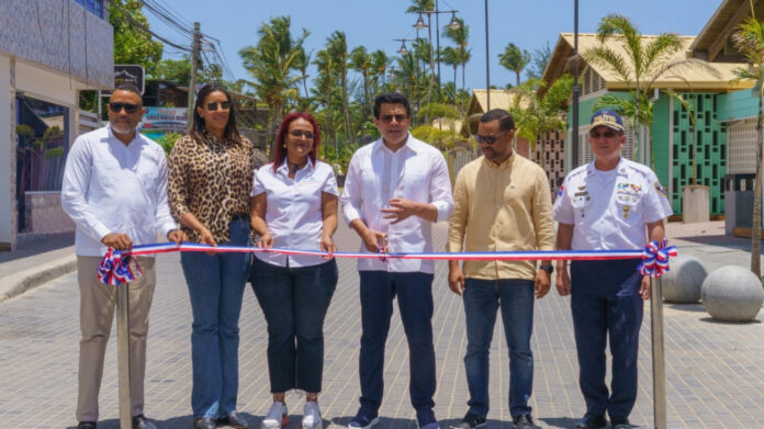 Collado inaugura la reparación de la calle Francisco Caamaño Deñó en Las Terrenas