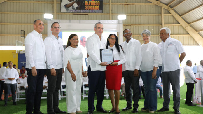 Abinader entrega títulos de propiedad a 1,800 familias en el municipio de Quisqueya