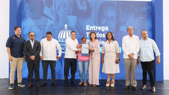Gobierno entrega títulos en Bonao e inicia construcción de sede municipal en Santiago Oeste