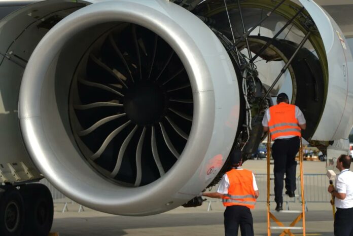 Hombre muere succionado por la turbina de un avión en Italia