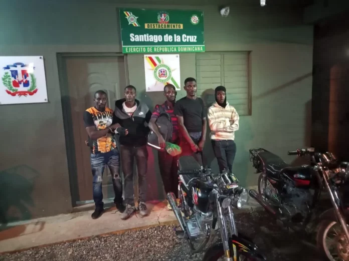 Militares interceptan 12 haitianos indocumentados en motocicletas en Dajabón