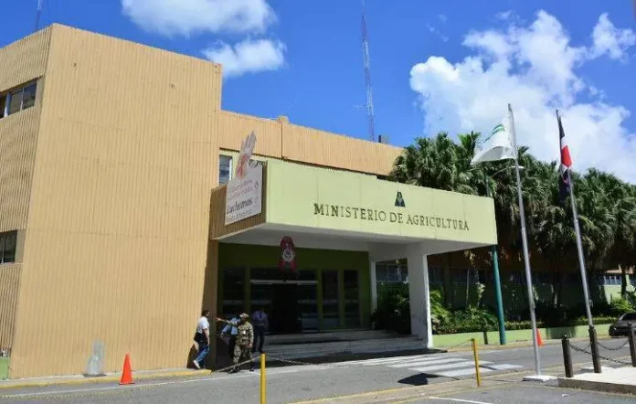 Ministerio de Agricultura dice suspendió empleados por investigación de manejo de fondos