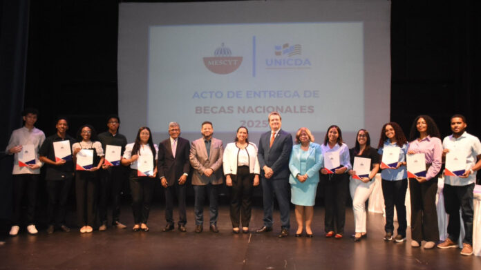 Mescyt otorga becas a estudiantes de la Universidad Domínico-Americano y de Ucateba
