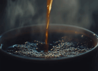 El consumo de bebidas muy calientes eleva el riesgo de cáncer de esófago, alertan los expertos