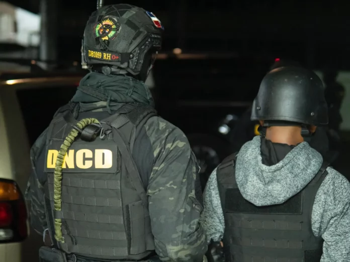 “El panameño de 43 años, también tiene una orden de captura internacional de la Fiscalía Superior Metropolitana de Panamá por homicidio y feminicidio”. El peligroso fugitivo fue trasladado bajo estrictas medidas de seguridad al Aeropuerto Internacional de Las Américas, JFPG, por unidades tácticas de la DNCD, donde fue entregado a oficiales panameños que lo trasladaron en un vuelo comercial hacia su pais, para responder las acusaciones que pesan en su contra. Martinez Collins, fue deportado a Panamá, dando cumplimiento a lo establecido en la ley No. 285-04, sobre Migración, en su artículo No. 15, donde establece que no serán admitidos en el territorio nacional extranjeros con antecedentes penales o prófugos de la justicia de su país. La captura y posterior deportación del extranjero es parte del firme compromiso de la República Dominicana, en seguir mejorando las capacidades operativas, con los países aliados, en la lucha contra el narcotráfico y la criminalidad organizada transnacional.