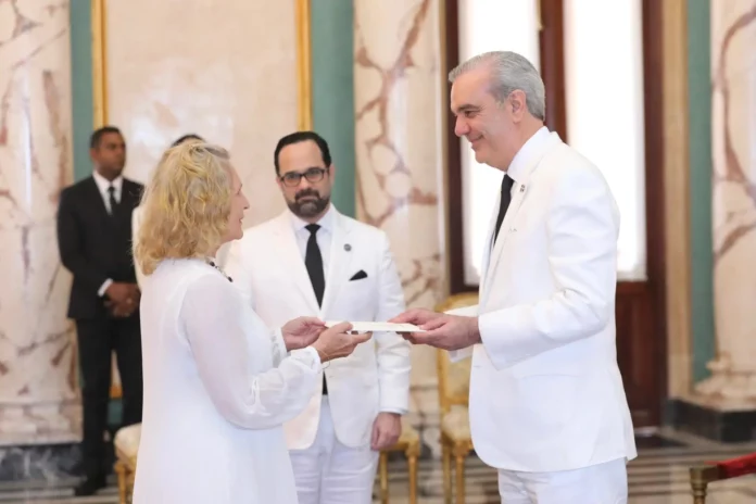 Abinader recibe cartas credenciales de siete nuevos embajadores en el país