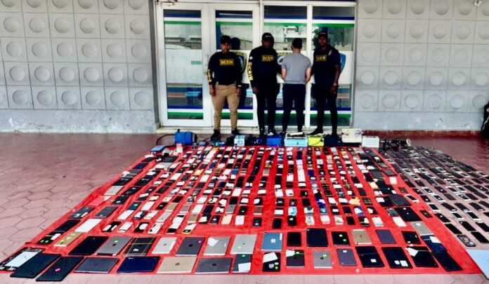 PN confisca más de 240 celulares durante allanamiento en Santiago