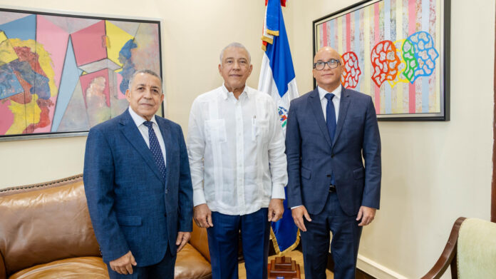 Andrés Bautista juramenta a Félix Reyna como director de la Diecom