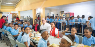 Director ejecutivo del INABIE supervisa alimentación escolar