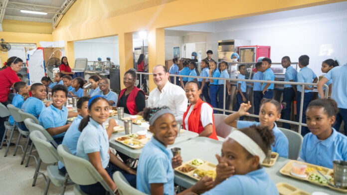 Director ejecutivo del INABIE supervisa alimentación escolar
