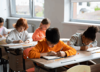 Cómo influye el horario de ingreso escolar en el rendimiento académico y la salud de los estudiantes, según los expertos