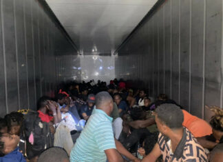 Migración intercepta furgón que traía 79 haitianos indocumentados al país