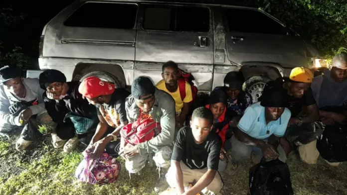 Detienen a 11 indocumentados abandonados en vehículo en San Juan de la Maguana