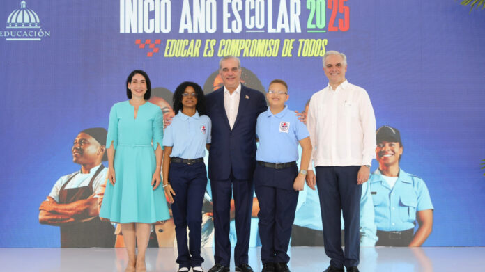 Abinader llama a los padres a acompañar y motivar a sus hijos en el nuevo año escolar 2025-2026