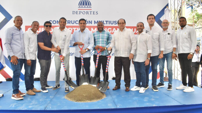 Kelvin Cruz da primer picazo para iniciar la construcción del multiusos de Manganagua