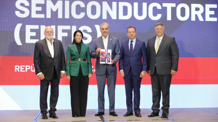 Abinader recibe Estrategia Nacional para posicionar a RD como referente en manufactura y ensamblaje de semiconductores