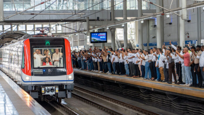 Abinader inaugura ampliación y pasillo de interconexión peatonal del Metro