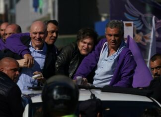 Detienen a dos personas por ataque a caravana de Milei