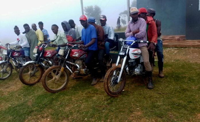 Ejército sorprende a 14 indocumentados a bordo de motocicletas en Montecristi