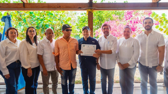 Gobierno entrega RD 46 millones y títulos de propiedad a parceleros presa Monte Grande