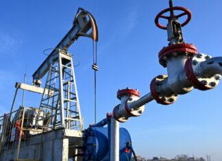 EE.UU. amenaza con castigar a los países que importen petróleo ruso