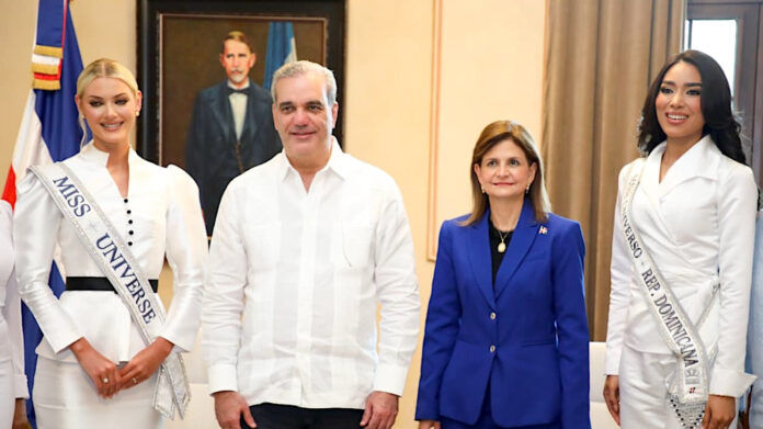 Abinader recibe a Miss Universo y Miss RD en el Palacio Nacional