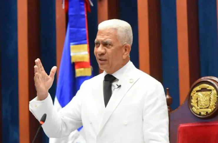 Senado reelige a Ricardo de los Santos como presidente para el período 2025-2026