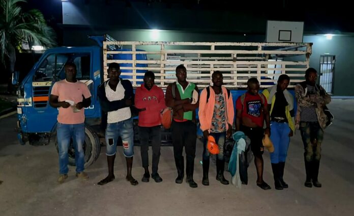 Detienen haitiano con siete indocumentados interceptados en Duvergé