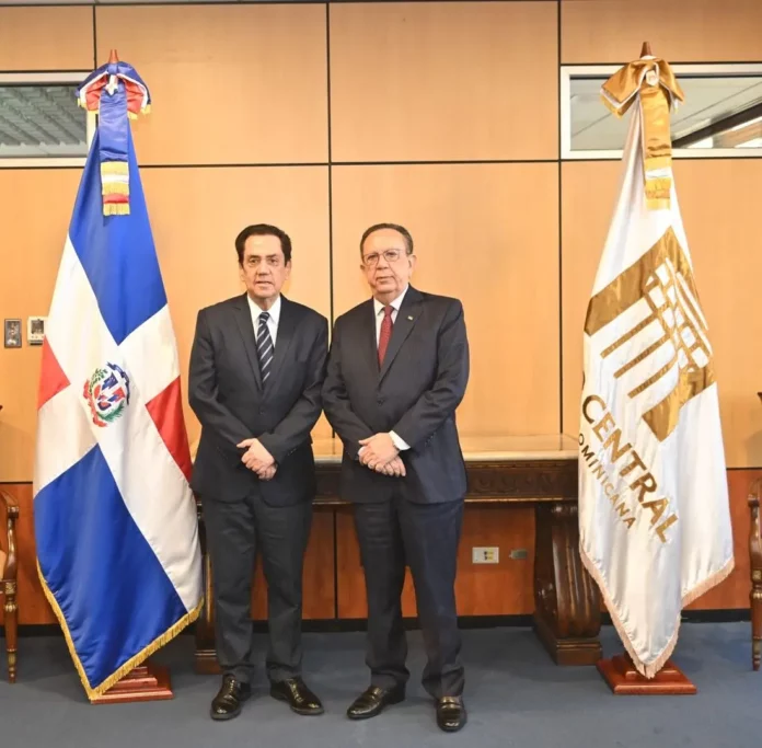 Valdez Albizu recibe visita del embajador Tony Raful