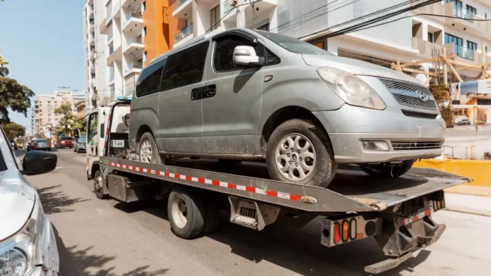 Retiran chatarras y vehículos mal estacionados en el Ensanche Quisqueya