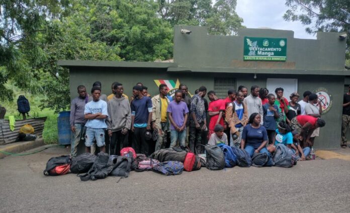Ejército detiene 56 haitianos indocumentados en Montecristi