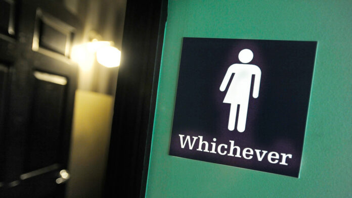 Gobernador de Texas firma ley que prohíbe a los hombres el acceso a baños de mujeres