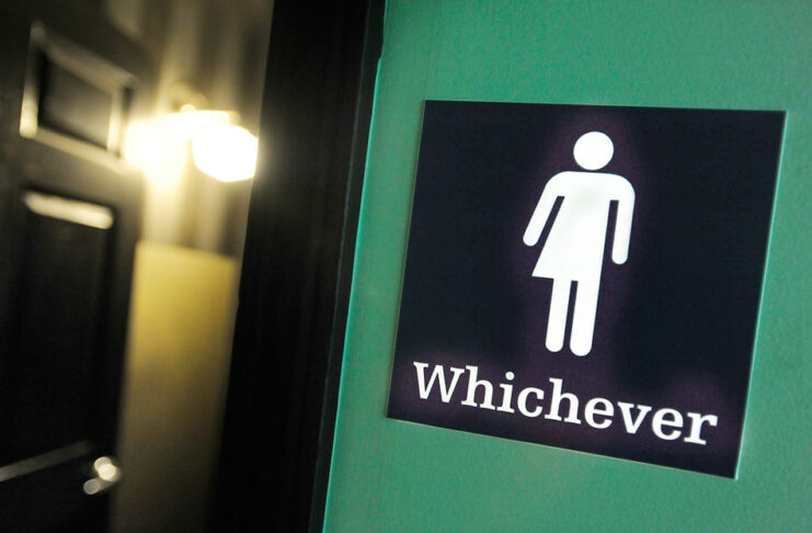Gobernador de Texas firma ley que prohíbe a los hombres el acceso a baños de mujeres
