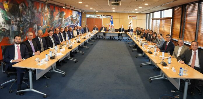 Valdez Albizu, Magín Díaz y Alejandro Fernández se reúnen con el sector financiero para pasar revista a la economía nacional