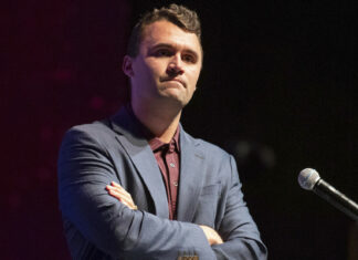 Fallece activista Charlie Kirk tras sufir disparo en el cuello
